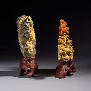 A fine Chinese carved soapstone 'Squirrels and Grapes' group and a 'Phoenixes among Peonies' group, 20th C. — photo 4