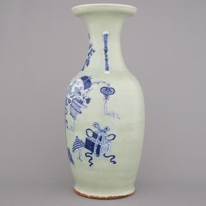 A fine Chinese celadon ground vase with scholar's objects, 19/20th C. — 照片 3