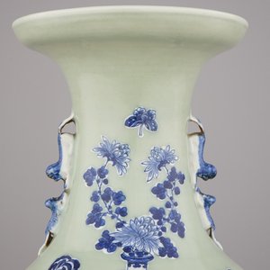 A fine Chinese celadon ground vase with scholar's objects, 19/20th C. — 照片 7
