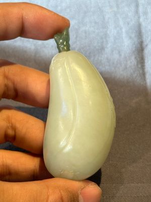 A fine Chinese celadon jade 'dragonfly' snuff bottle and stopper, Daoguang — photo 3