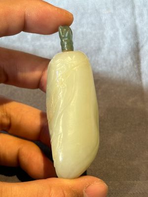 A fine Chinese celadon jade 'dragonfly' snuff bottle and stopper, Daoguang — photo 4
