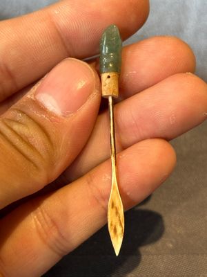 A fine Chinese celadon jade 'dragonfly' snuff bottle and stopper, Daoguang — photo 8