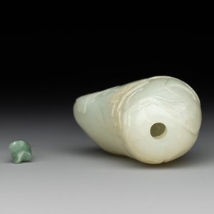 A fine Chinese celadon jade 'dragonfly' snuff bottle and stopper, Daoguang — photo 5
