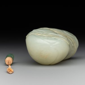 A fine Chinese celadon jade 'dragonfly' snuff bottle and stopper, Daoguang — photo 6