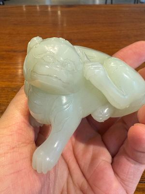 A fine Chinese celadon jade sculpture of a mythical beast, 17/18th C. — 照片 15