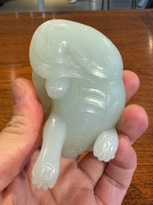 A fine Chinese celadon jade sculpture of a mythical beast, 17/18th C. — 照片 19
