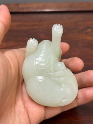 A fine Chinese celadon jade sculpture of a mythical beast, 17/18th C. — 照片 5