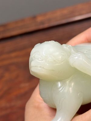A fine Chinese celadon jade sculpture of a mythical beast, 17/18th C. — 照片 6