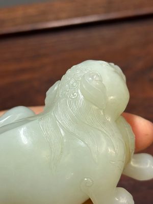 A fine Chinese celadon jade sculpture of a mythical beast, 17/18th C. — 照片 7