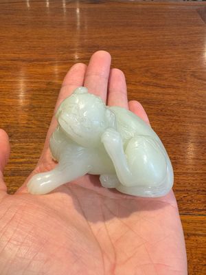 A fine Chinese celadon jade sculpture of a mythical beast, 17/18th C. — 照片 8