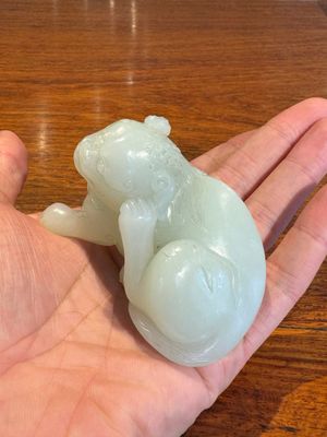 A fine Chinese celadon jade sculpture of a mythical beast, 17/18th C. — 照片 9