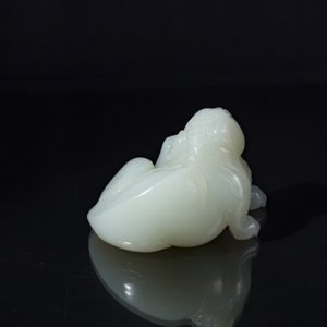 A fine Chinese celadon jade sculpture of a mythical beast, 17/18th C. — 照片 3