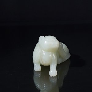A fine Chinese celadon jade sculpture of a mythical beast, 17/18th C. — 照片 4