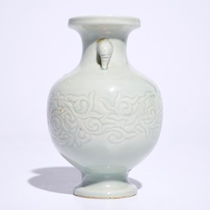 A fine Chinese celadon vase with incised lotus design, 18/19th C. — 照片 2