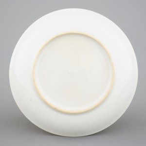 Een fijn beschilderd Chinees exportporseleinen "Chine de commande" schoteltje, 18e eeuw — foto 2
