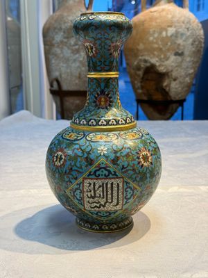 A fine Chinese cloisonné garlic-mouth bottle vase with Arabic inscription, Qianlong mark, 20th C. — photo 1