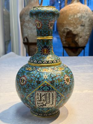 A fine Chinese cloisonné garlic-mouth bottle vase with Arabic inscription, Qianlong mark, 20th C. — photo 3