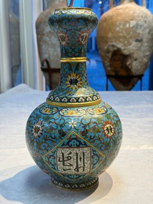 A fine Chinese cloisonné garlic-mouth bottle vase with Arabic inscription, Qianlong mark, 20th C. — photo 4