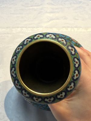 A fine Chinese cloisonné garlic-mouth bottle vase with Arabic inscription, Qianlong mark, 20th C. — photo 5