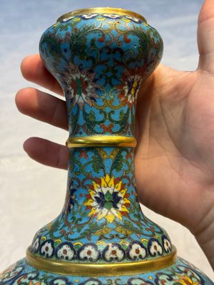 A fine Chinese cloisonné garlic-mouth bottle vase with Arabic inscription, Qianlong mark, 20th C. — photo 7