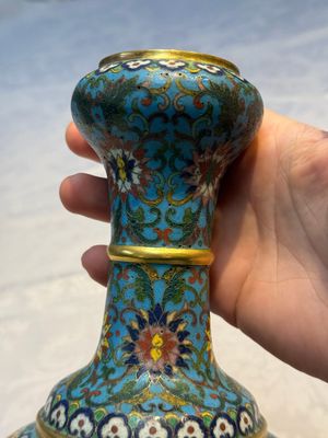 A fine Chinese cloisonné garlic-mouth bottle vase with Arabic inscription, Qianlong mark, 20th C. — photo 8