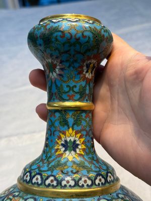 A fine Chinese cloisonné garlic-mouth bottle vase with Arabic inscription, Qianlong mark, 20th C. — photo 9