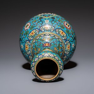 A fine Chinese cloisonné garlic-mouth bottle vase with Arabic inscription, Qianlong mark, 20th C. — photo 5