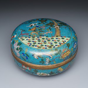 A fine Chinese cloisonné 'He Lu Tong Chun 鶴鹿同春' covered box — photo 1