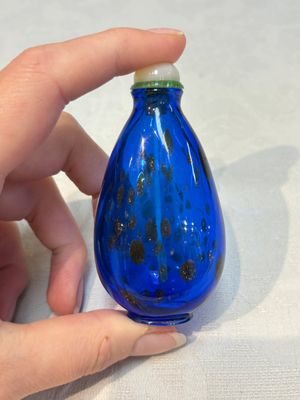 A fine Chinese dark blue and gold aventurine glass snuff bottle, probably from the imperial Beijing glass workshop, 18/19th C. — foto 1