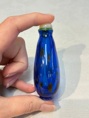 A fine Chinese dark blue and gold aventurine glass snuff bottle, probably from the imperial Beijing glass workshop, 18/19th C. — foto 2