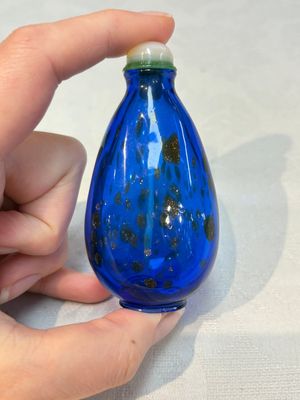 A fine Chinese dark blue and gold aventurine glass snuff bottle, probably from the imperial Beijing glass workshop, 18/19th C. — foto 3