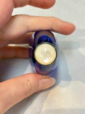 A fine Chinese dark blue and gold aventurine glass snuff bottle, probably from the imperial Beijing glass workshop, 18/19th C. — foto 5