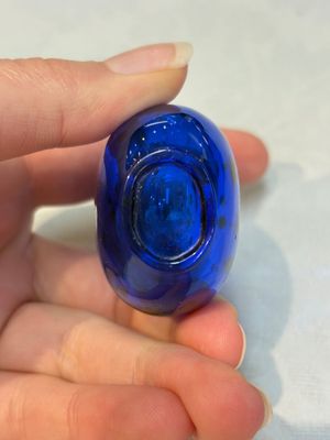 A fine Chinese dark blue and gold aventurine glass snuff bottle, probably from the imperial Beijing glass workshop, 18/19th C. — foto 6