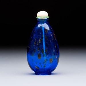 A fine Chinese dark blue and gold aventurine glass snuff bottle, probably from the imperial Beijing glass workshop, 18/19th C. — foto 1