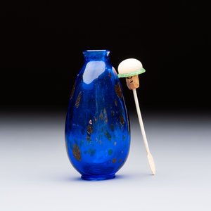 A fine Chinese dark blue and gold aventurine glass snuff bottle, probably from the imperial Beijing glass workshop, 18/19th C. — foto 2
