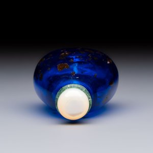 A fine Chinese dark blue and gold aventurine glass snuff bottle, probably from the imperial Beijing glass workshop, 18/19th C. — foto 6