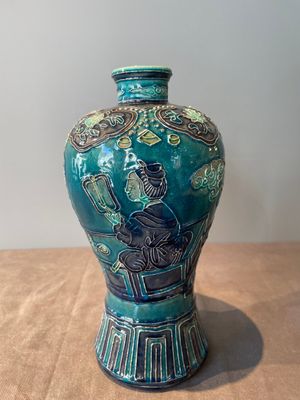A fine Chinese Fahua 'meiping' vase with figural design, Ming — photo 2
