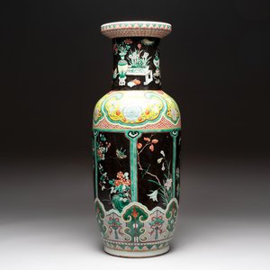 A fine Chinese famille noire 'antiquities' vase, 19th C. — photo 1