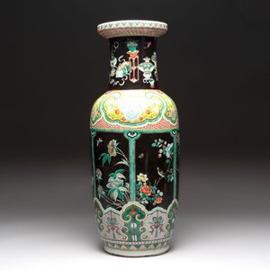 A fine Chinese famille noire 'antiquities' vase, 19th C. — photo 2