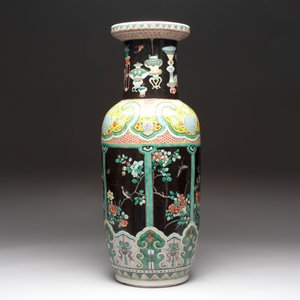 A fine Chinese famille noire 'antiquities' vase, 19th C. — photo 3