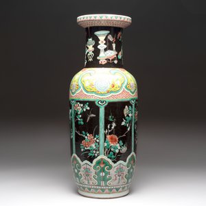 A fine Chinese famille noire 'antiquities' vase, 19th C. — photo 4