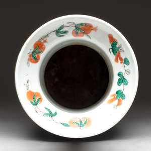 A fine Chinese famille noire 'antiquities' vase, 19th C. — photo 5