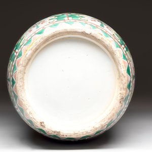 A fine Chinese famille noire 'antiquities' vase, 19th C. — photo 6