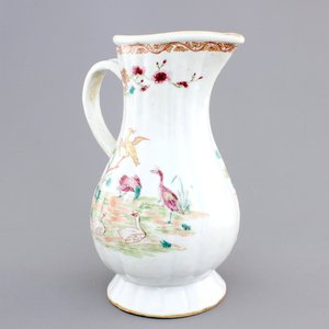 A fine Chinese famille rose and gilt export porcelain jug, Qianlong, 18th C. — 照片 1