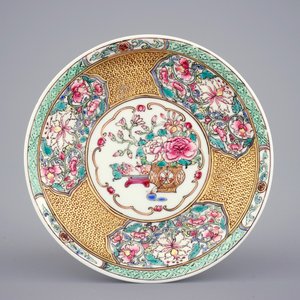 A fine Chinese famille rose and gilt part tea service, Yongzheng, 1723-1735 — photo 2