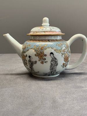 A fine Chinese famille rose and grisaille teapot with figural design, Yongzheng — photo 3