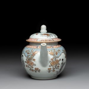 A fine Chinese famille rose and grisaille teapot with figural design, Yongzheng — photo 2