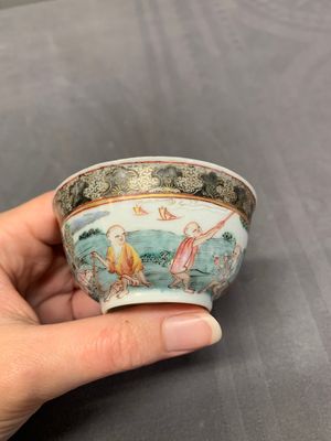 A fine Chinese famille rose 'apple pickers' cup and saucer, Yongzheng — photo 5