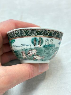 A fine Chinese famille rose 'apple pickers' cup and saucer, Yongzheng — 照片 1