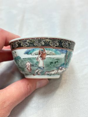 A fine Chinese famille rose 'apple pickers' cup and saucer, Yongzheng — 照片 2